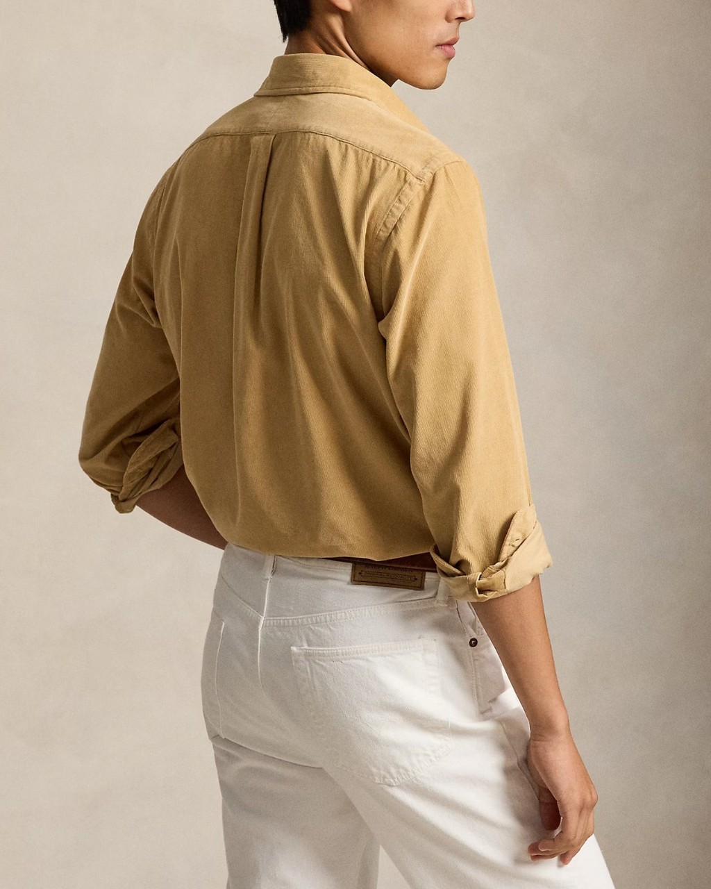 Homme portant une chemise Merci Paris Ralph Lauren en velours côtelé camel, coupe ajustée, vue de dos.