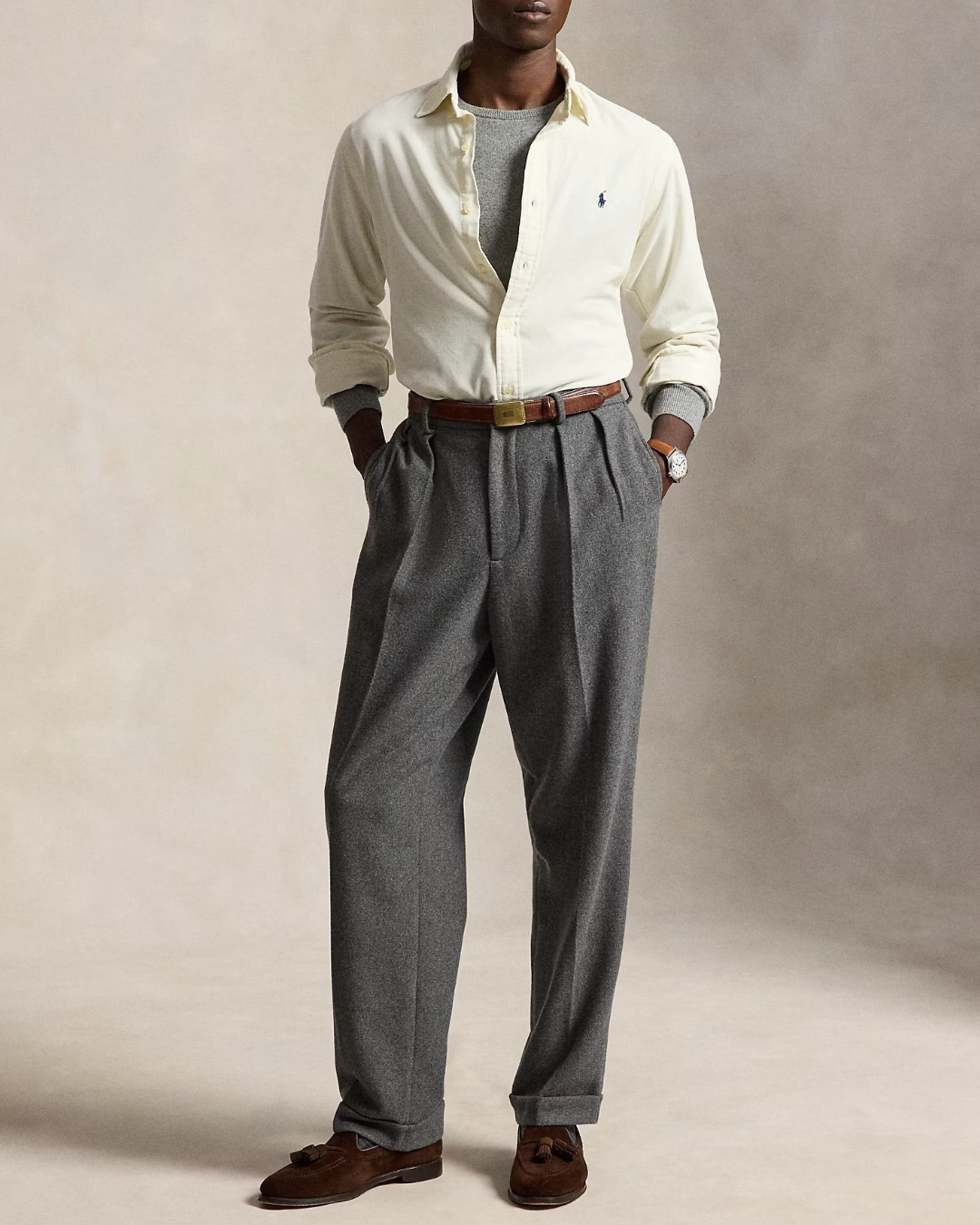 Homme portant une chemise Merci Paris Ralph Lauren en velours côtelé crème avec col boutonné et coupe ajustée