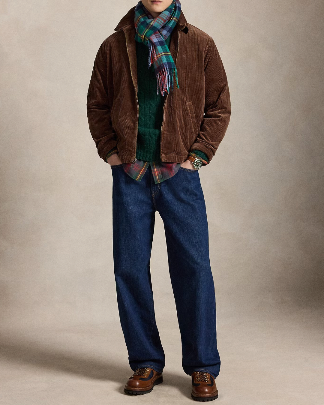 Homme portant une veste Merci Paris Ralph Lauren en velours côtelé marron, écharpe tartan et bonnet en maille