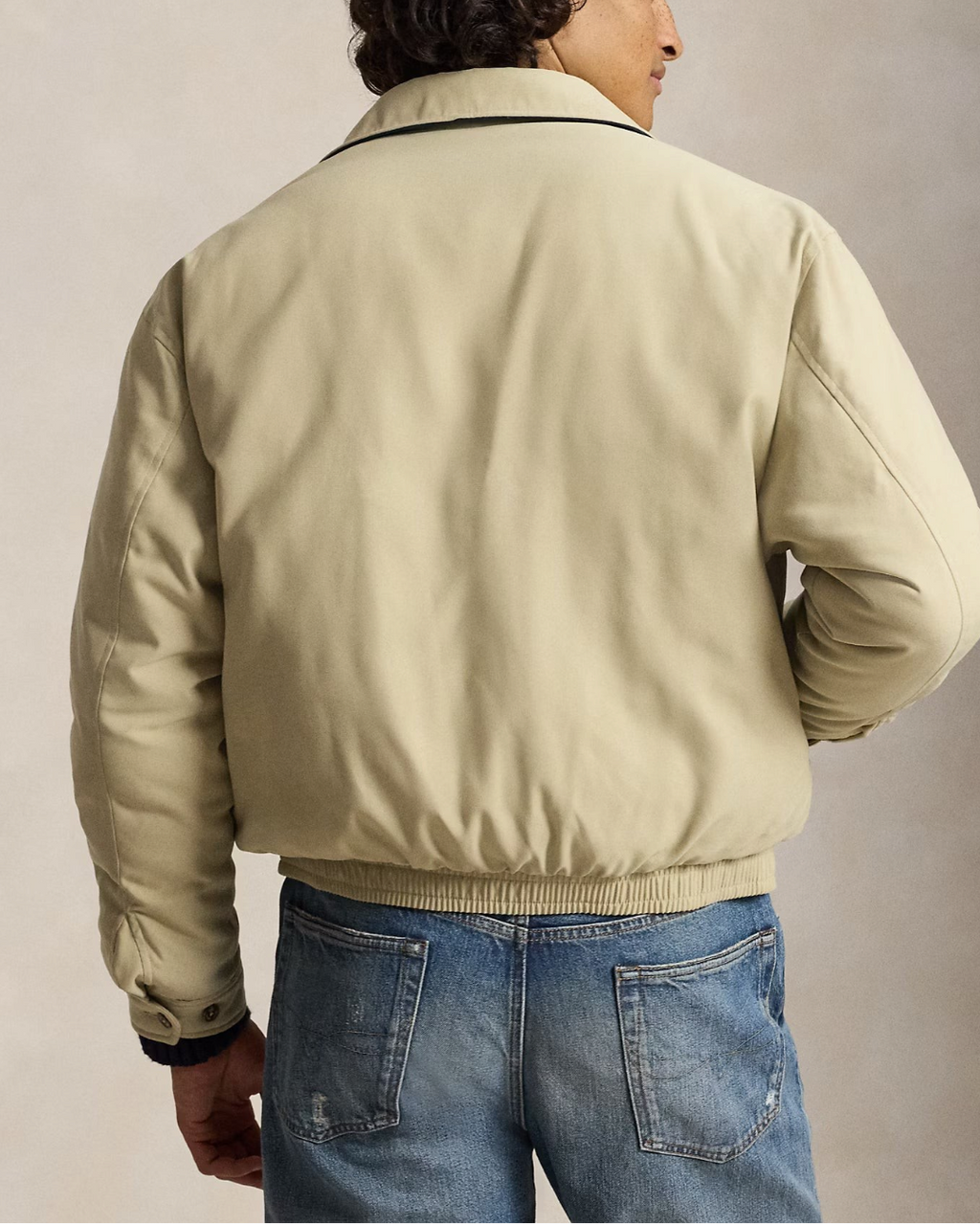 Vue arrière d'un homme portant une veste matelassée Merci Paris Ralph Lauren beige en sergé avec finitions côtelées