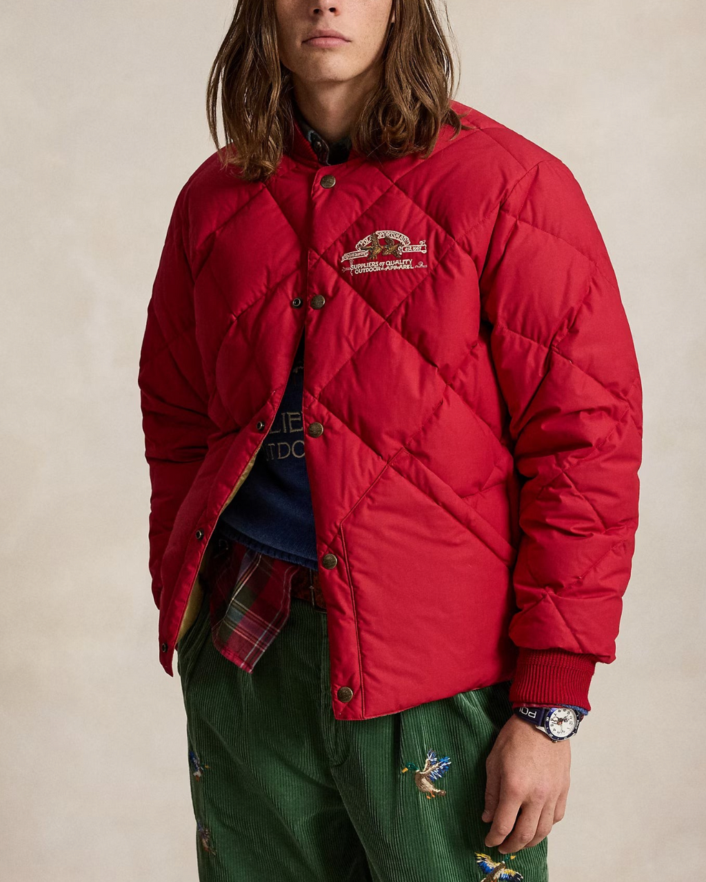 Homme portant une veste matelassée Merci Paris Ralph Lauren rouge tomate avec col baseball et boutons-pression