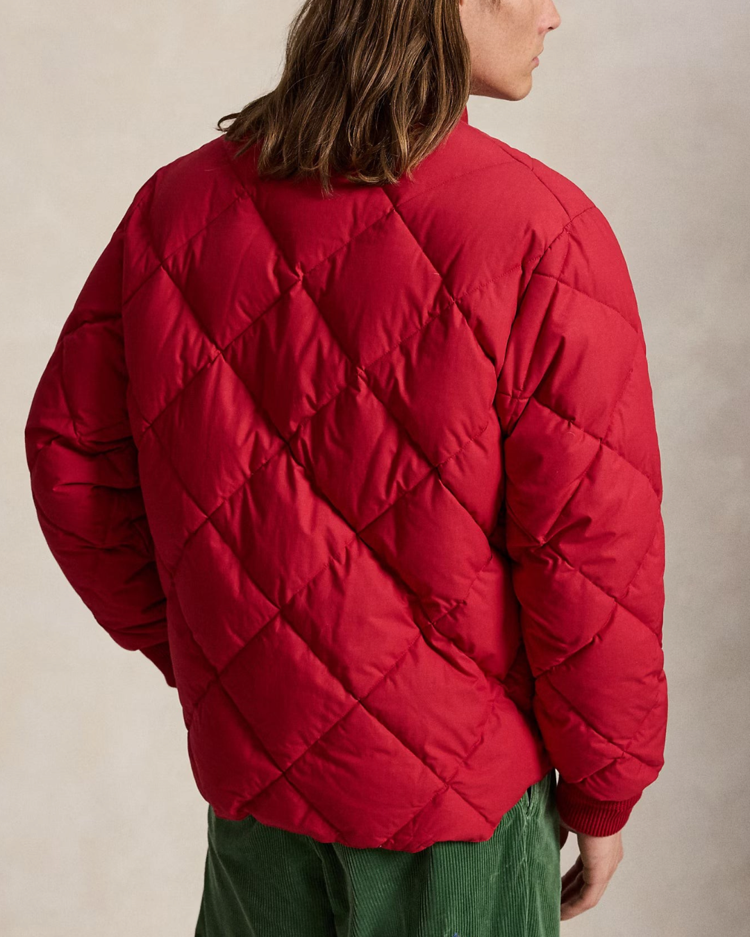 Homme portant une veste matelassée rouge tomate Merci Paris Ralph Lauren avec col baseball et motif losanges