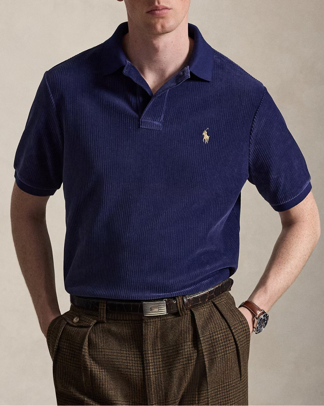 Homme portant un polo Merci Paris Ralph Lauren bleu marine en velours côtelé avec logo brodé et coupe classique