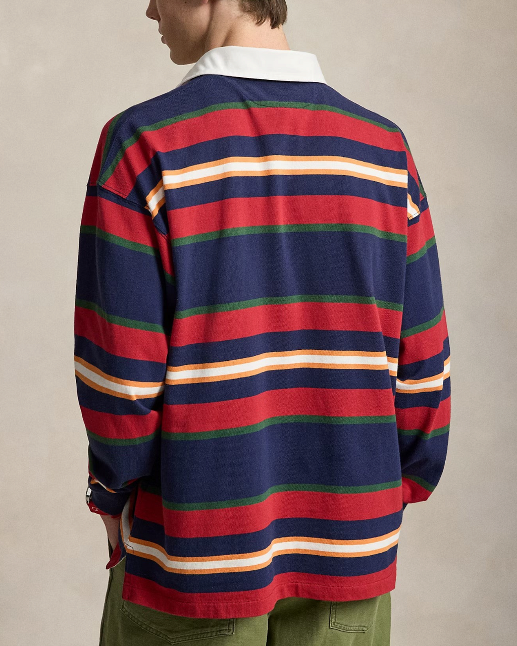 Vue arrière d'un homme portant une chemise de rugby rayée Merci Paris Ralph Lauren en coton avec col blanc