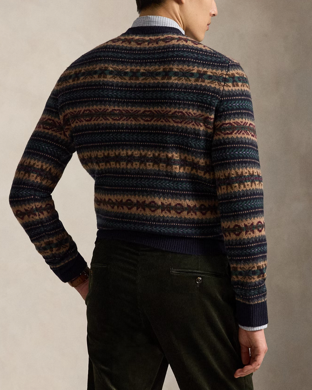 Homme portant un pull Merci Paris Ralph Lauren en laine marine à motif Fair Isle jacquard, vue de dos