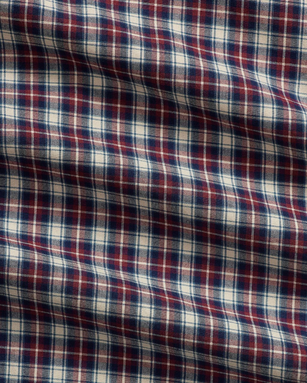 Gros plan sur le tissu en popeline de coton Merci Paris Ralph Lauren avec un motif écossais rouge et crème