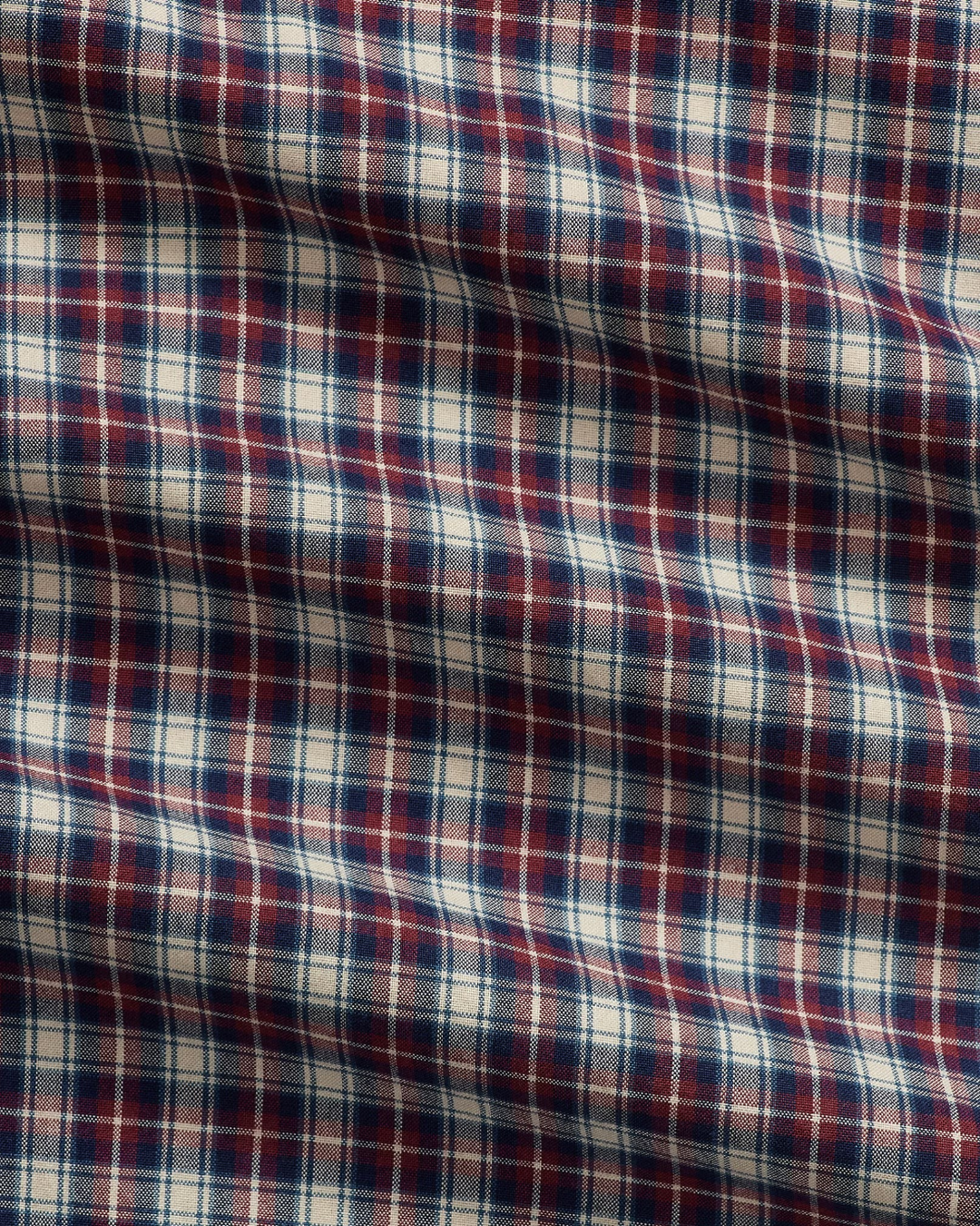 Gros plan sur le tissu en popeline de coton Merci Paris Ralph Lauren avec un motif écossais rouge et crème