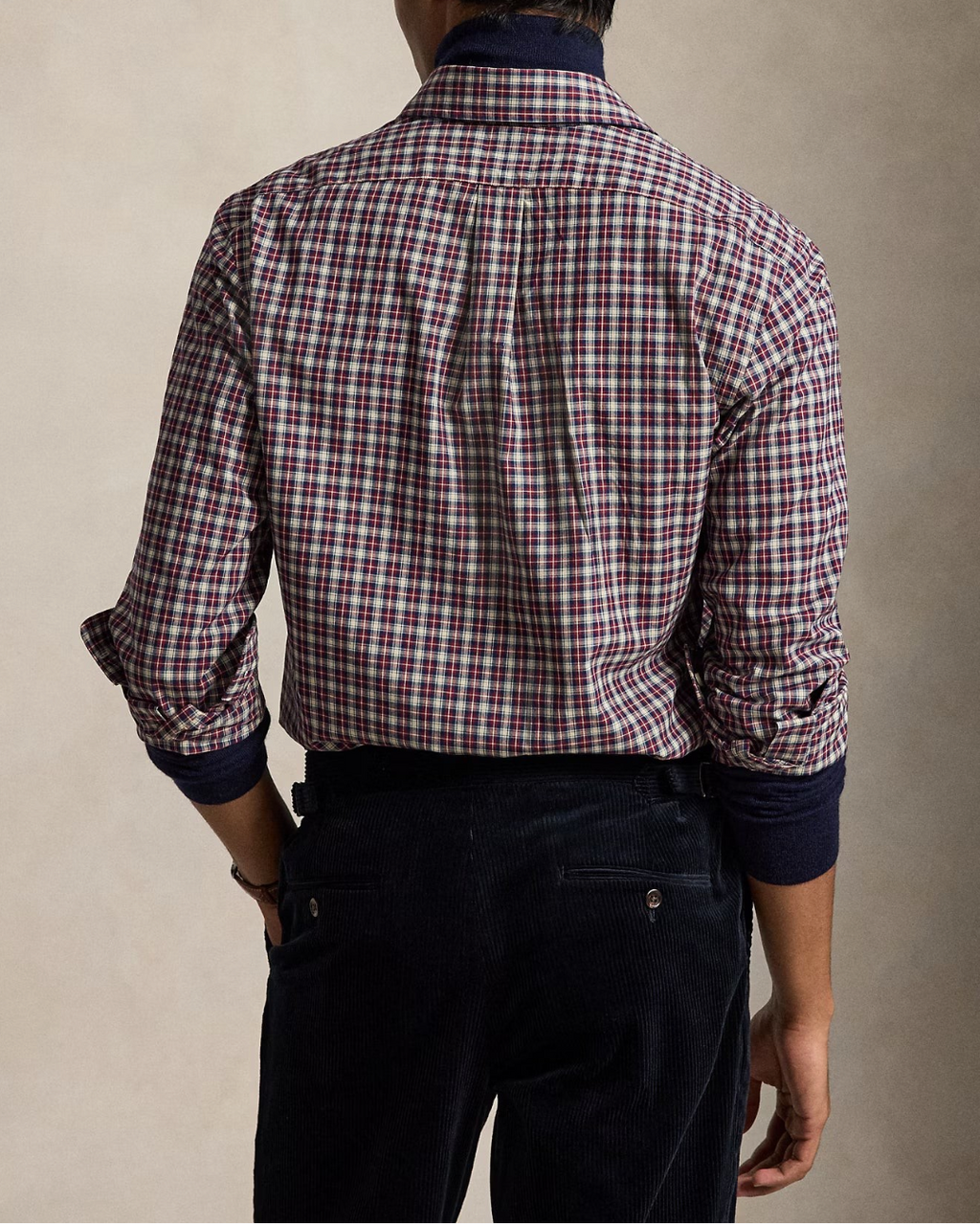 Vue arrière d'un homme portant une chemise Merci Paris Ralph Lauren en popeline de coton à motif écossais rouge et crème