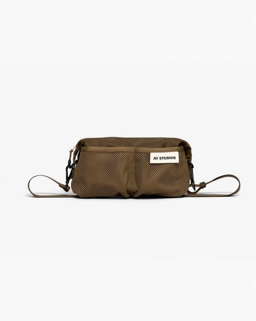 Sac bandoulière Merci Paris AY Studios kaki en nylon recyclé avec poche filet frontale et design minimaliste
