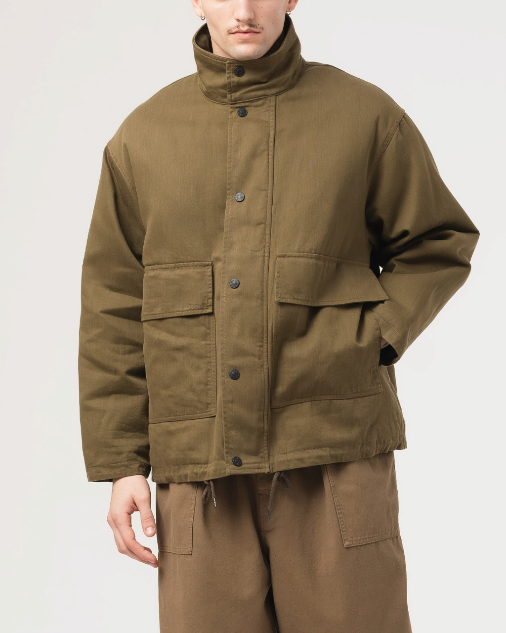 Homme portant la veste Airborne Jacket en coton ciré couleur Shitake de la marque Merci Paris