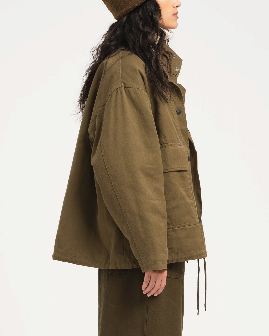 Veste Airborne Merci Paris en coton ciré couleur shitake portée par une femme avec un bonnet marron