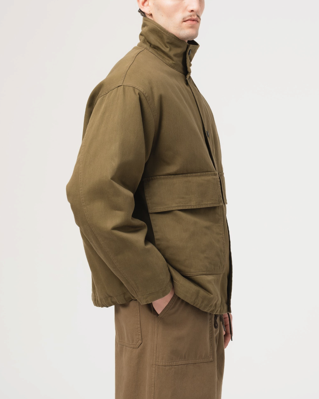 Veste Airborne Merci Paris en coton ciré couleur shitake, coupe décontractée avec col montant et poches plaquées