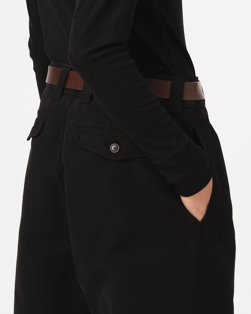 Pantalon Officer Chino noir Girls Of Dust chez Merci Paris, taille haute avec poches arrière boutonnées
