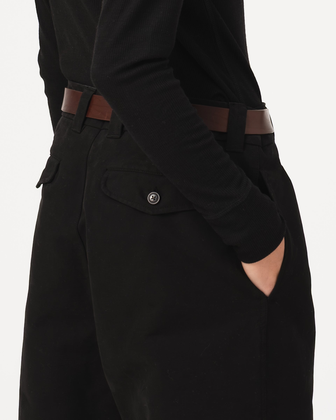 Pantalon Officer Chino noir Girls Of Dust chez Merci Paris, taille haute avec poches arrière boutonnées