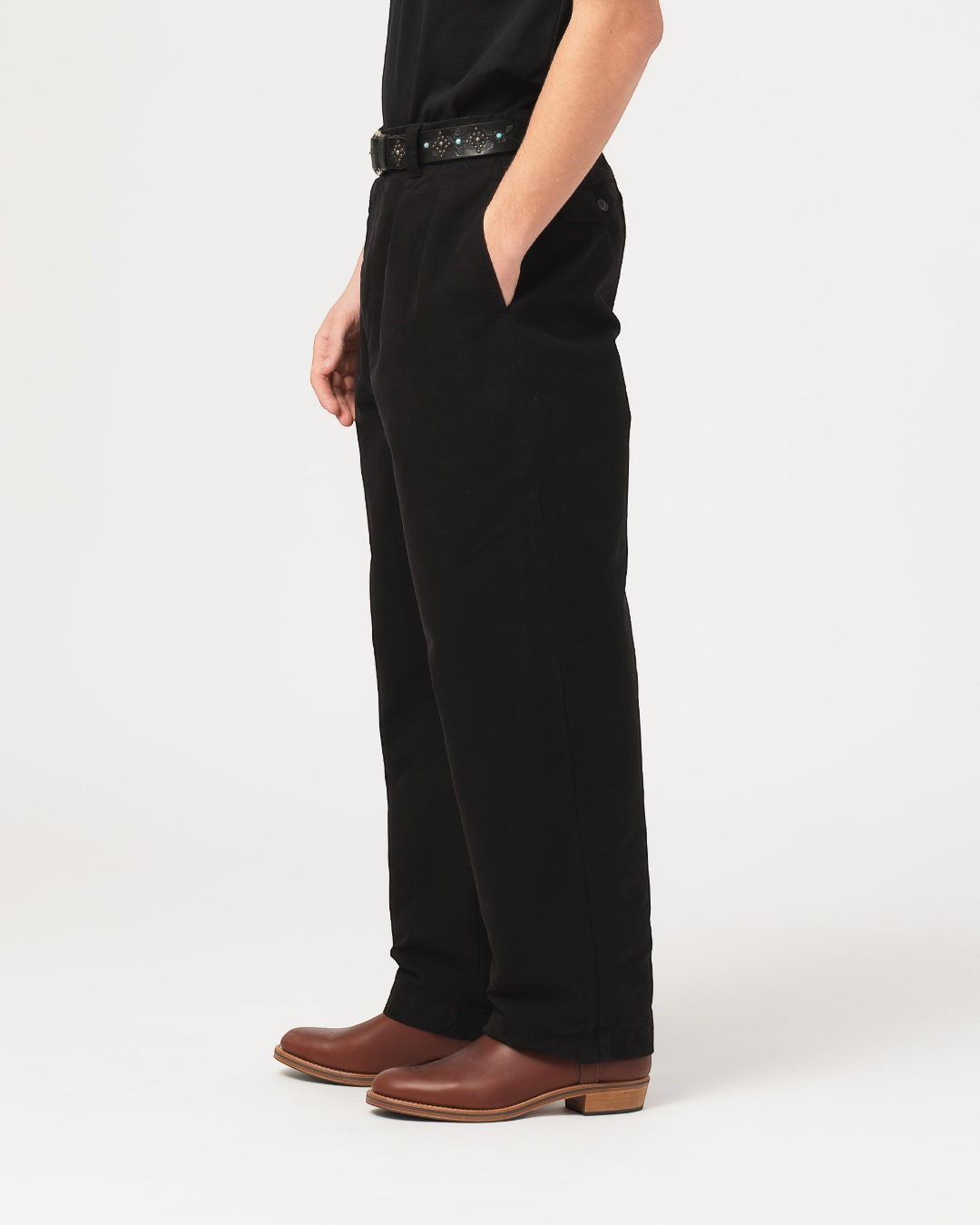 Pantalon Officer Chino noir Merci Paris en coton à taille haute et coupe ample, vue de profil