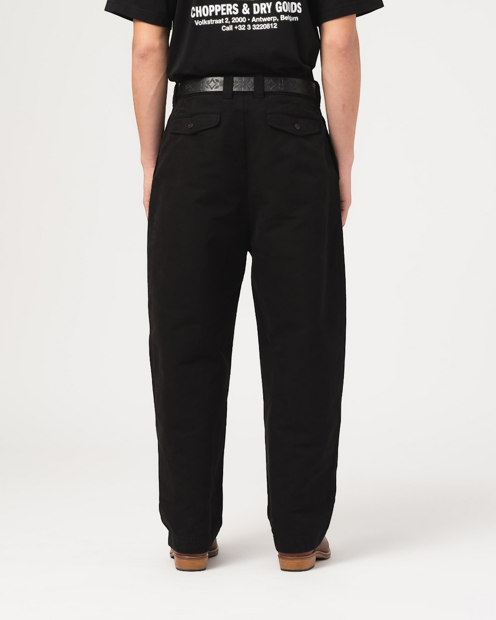 Vue arrière du pantalon Officer Chino noir Girls Of Dust par Merci Paris, coupe ample et taille haute en coton