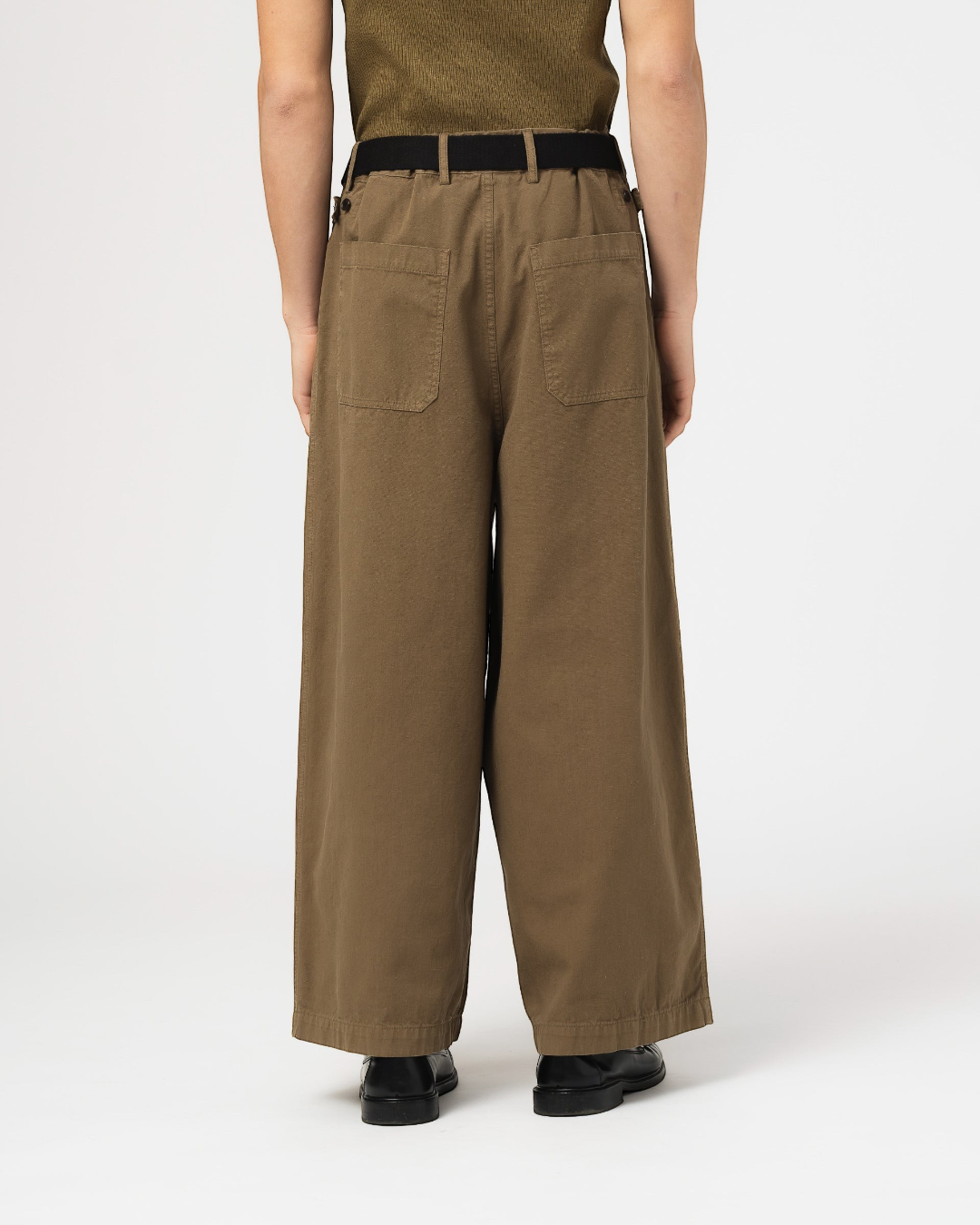 Vue arrière du pantalon Fatigue Pants Girls Of Dust en coton kaki avec poches plaquées, vendu chez Merci Paris