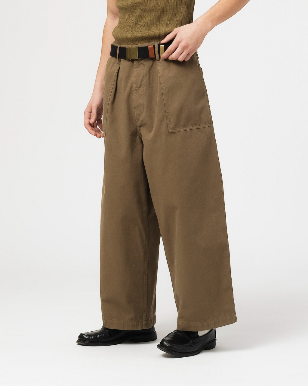 Pantalon Fatigue Pants Girls Of Dust en coton couleur lizard avec coupe large et pattes de réglage chez Merci Paris