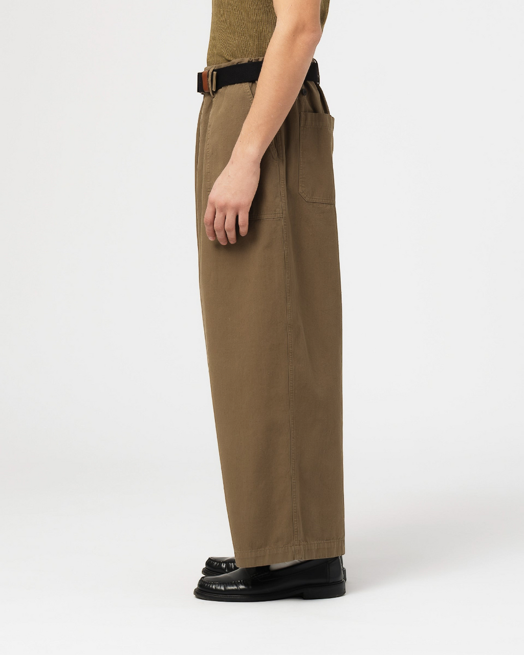 Pantalon Fatigue Pants Girls Of Dust en coton kaki, coupe large et droite, vue de profil, chez Merci Paris