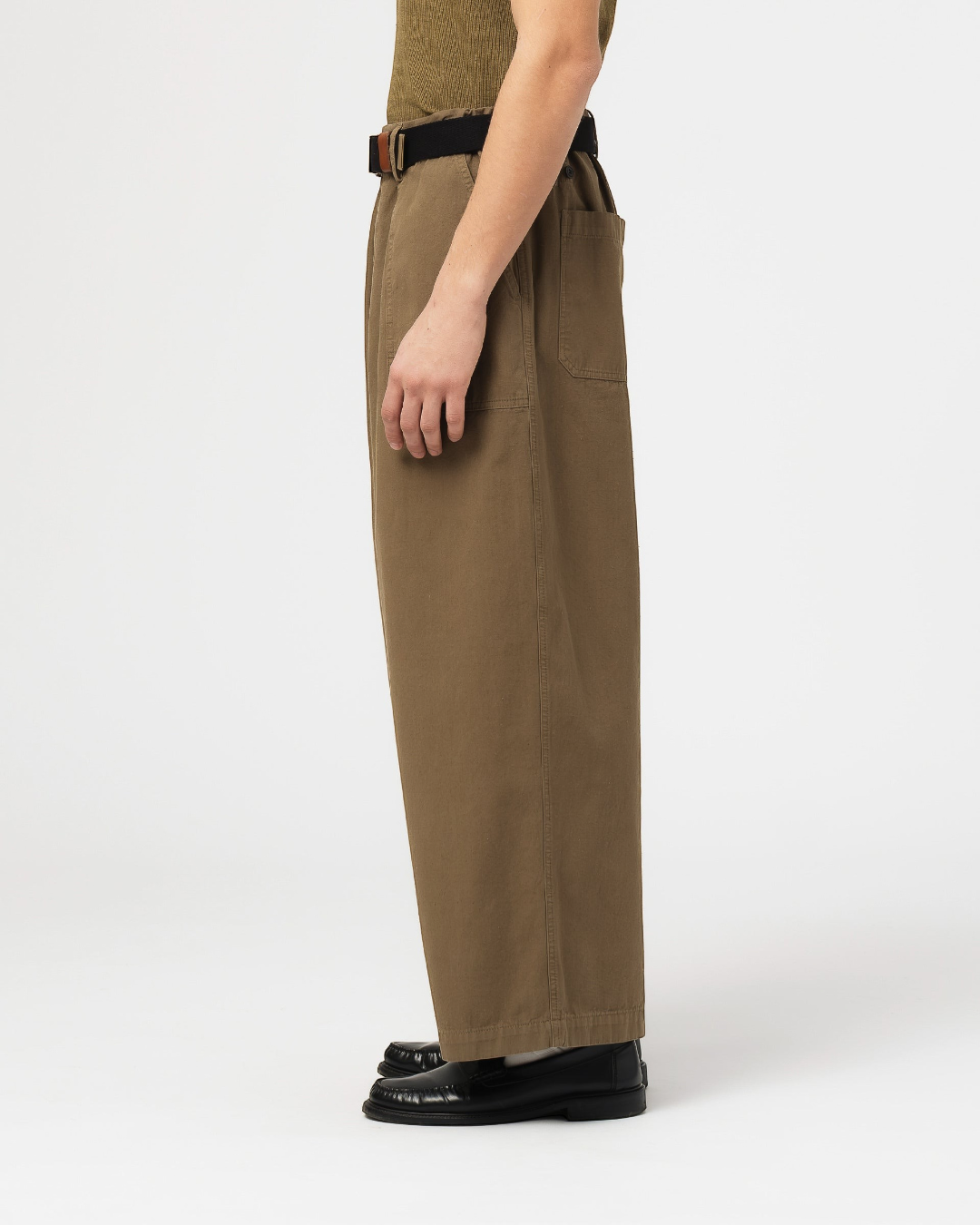 Pantalon Fatigue Pants Girls Of Dust en coton kaki, coupe large et droite, vue de profil, chez Merci Paris