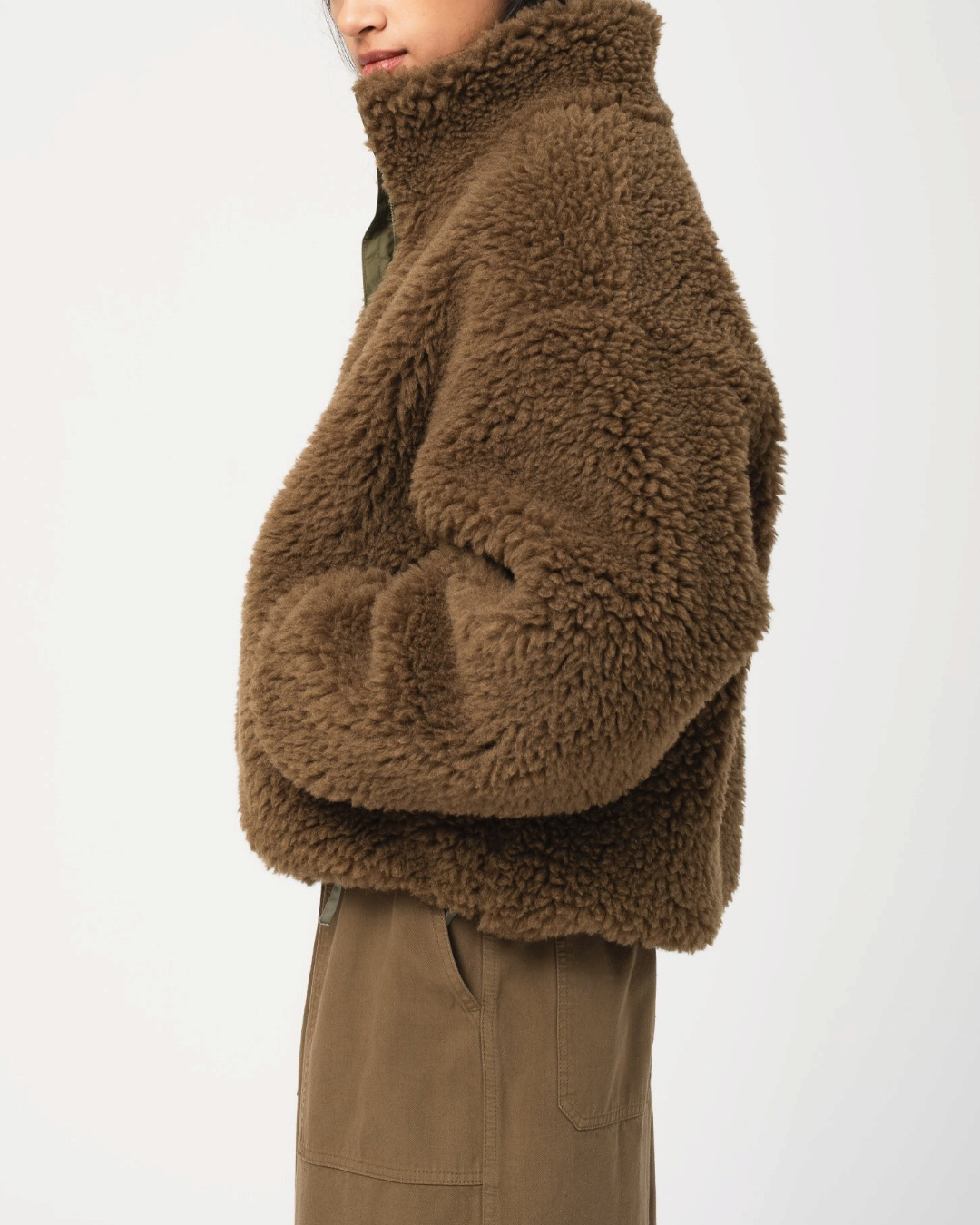 Veste Alpine Jacket Girls Of Dust en fausse fourrure marron shitake avec col montant, portée par une femme