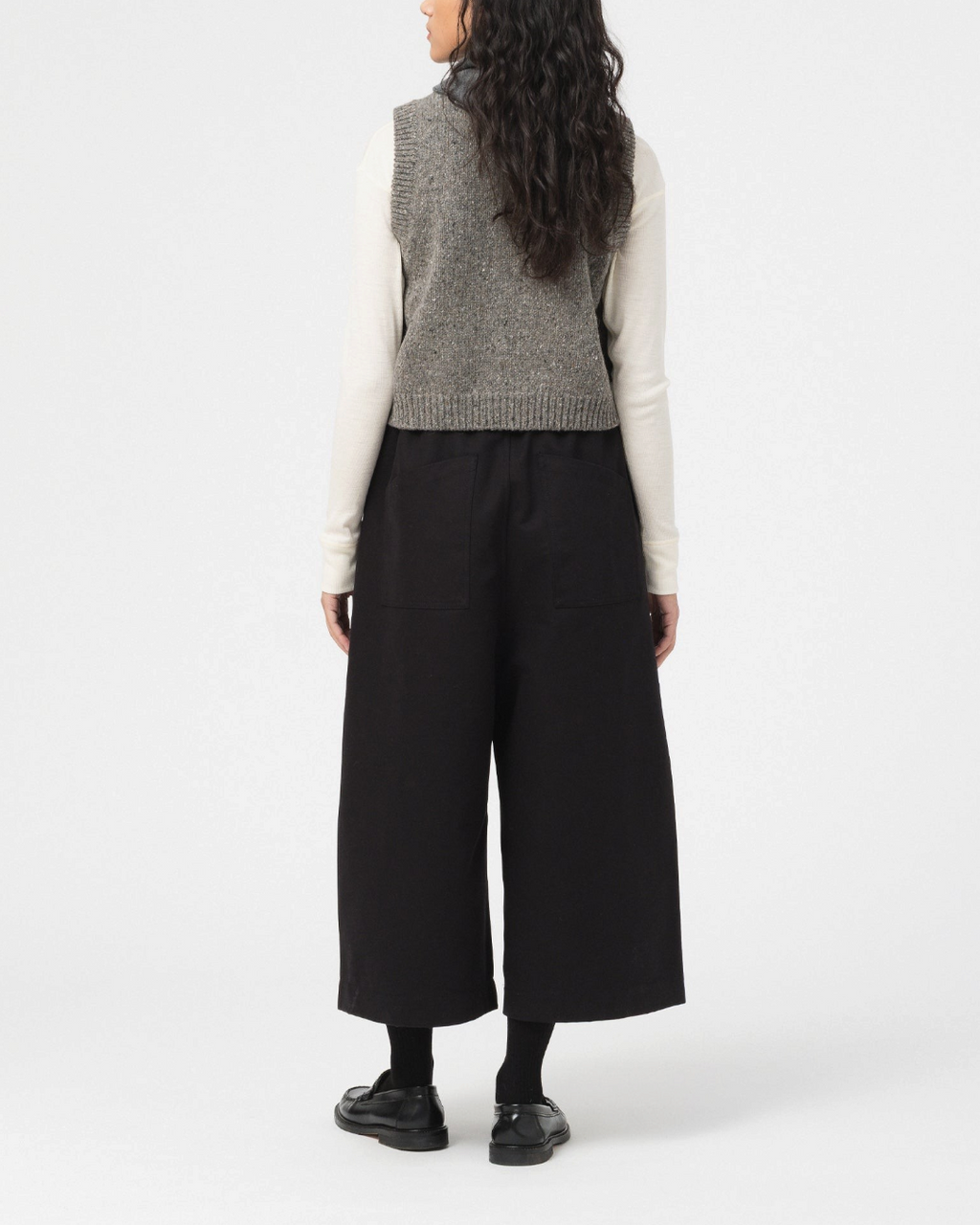 Gilet en laine gris moucheté Girls Of Dust porté par une femme, vue de dos, collection Merci Paris
