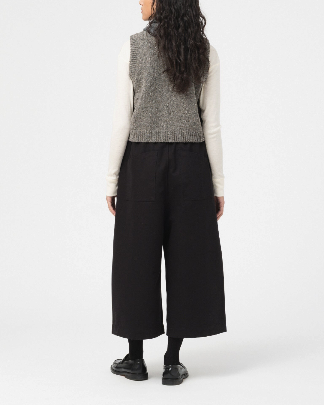 Gilet en laine gris moucheté Girls Of Dust porté par une femme, vue de dos, collection Merci Paris