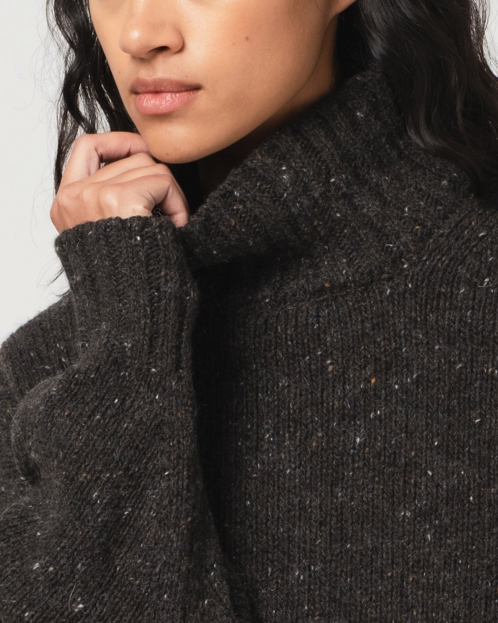 Pull Merci Paris Girls Of Dust Cornish en laine gris anthracite avec col montant texturé porté par une femme