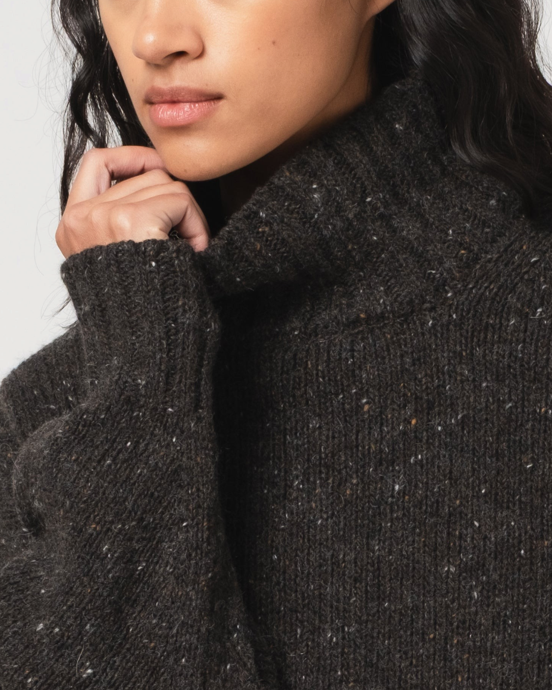 Pull Merci Paris Girls Of Dust Cornish en laine gris anthracite avec col montant texturé porté par une femme