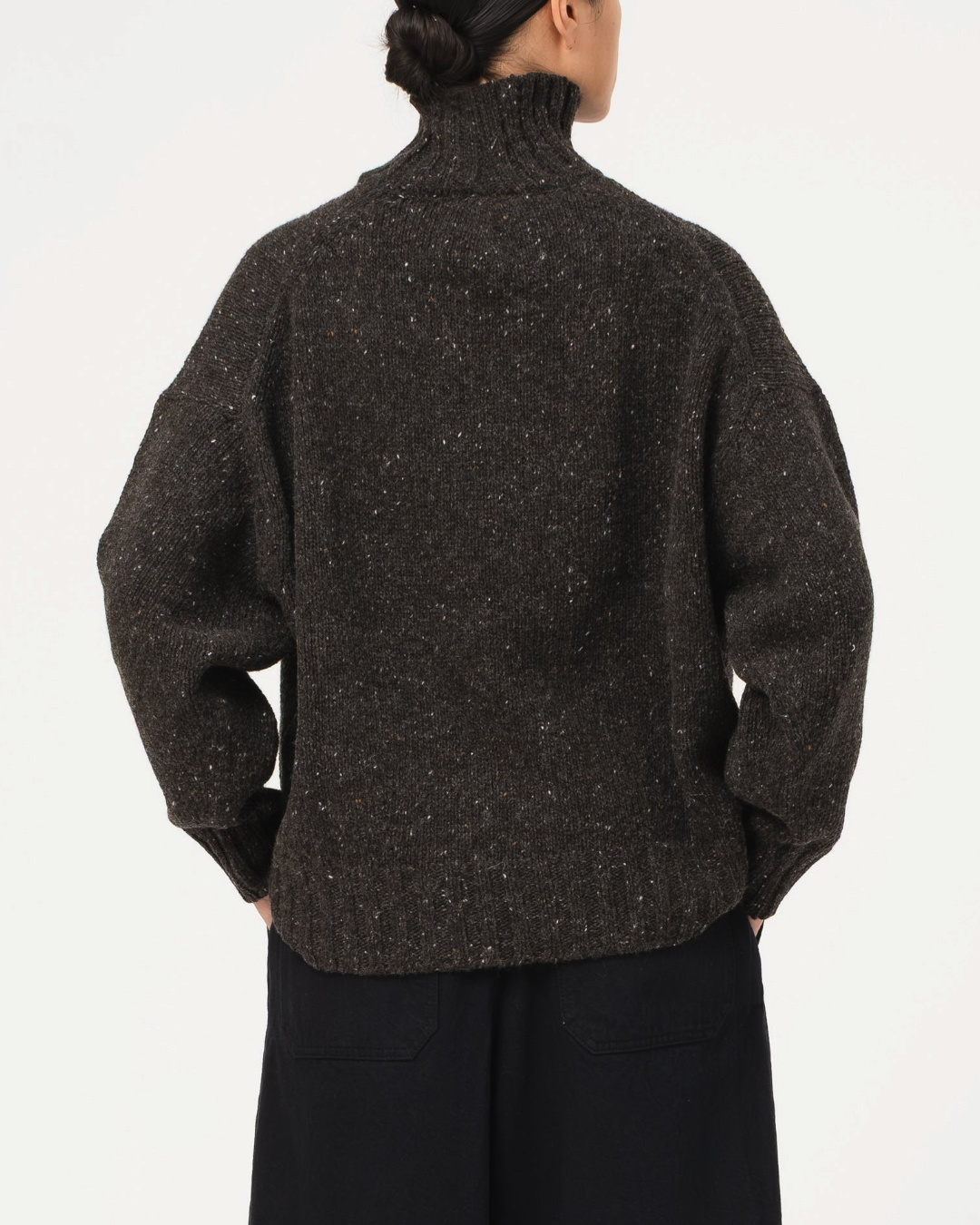 Vue arrière du pull Merci Paris Girls Of Dust Cornish en laine texturée gris anthracite à col montant
