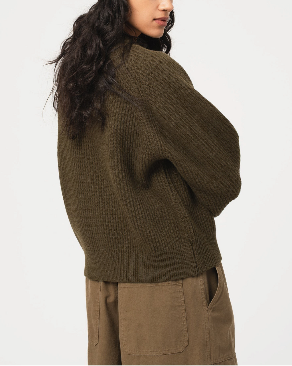 Pull en laine Merci Paris Girls Of Dust couleur Canteen, coupe courte et col rond, porté par une femme