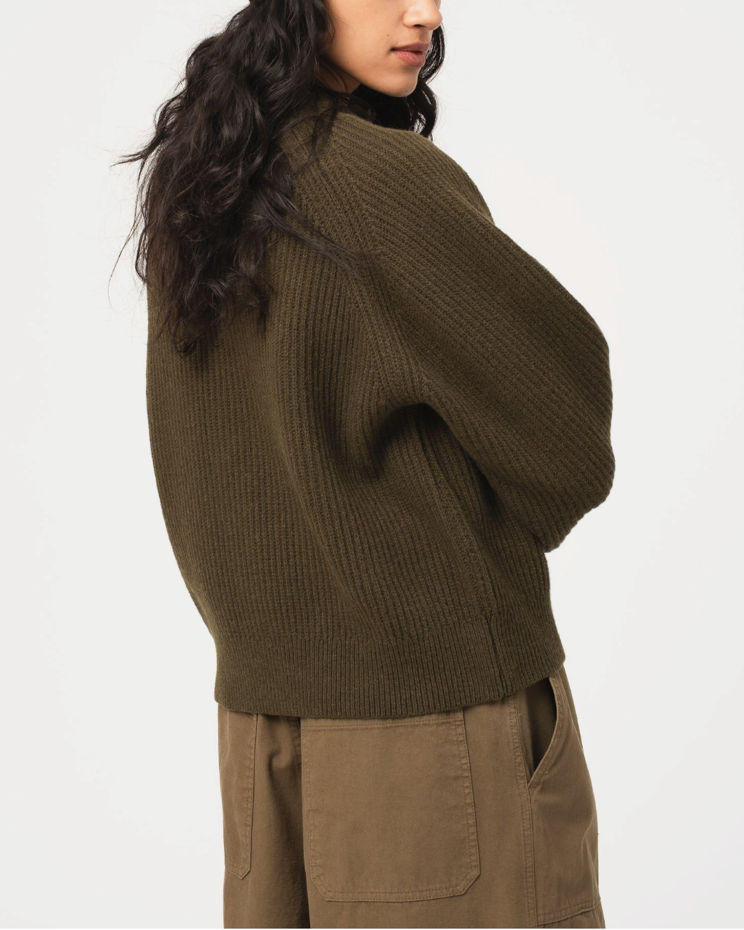 Pull en laine Merci Paris Girls Of Dust couleur Canteen, coupe courte et col rond, porté par une femme