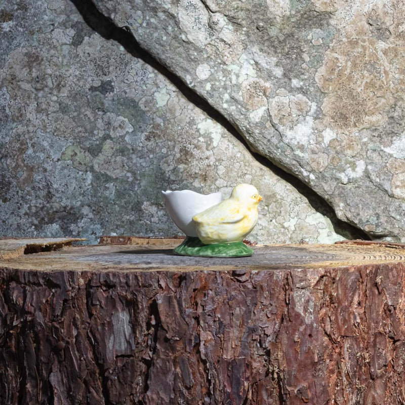 Coquetier coquille d'oeuf avec poussin